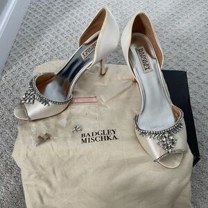 Badgley Mischka white satin embellished peep toe wedding heels, sz 8.5